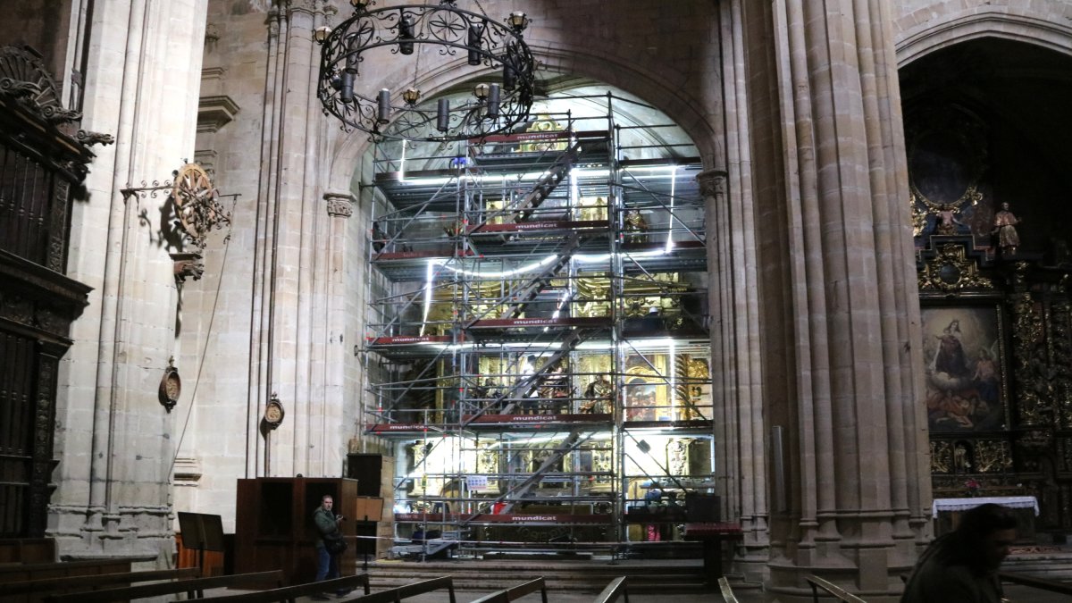 Andamios y luces cubren el retablo de Sant Josep en la Catedral de Tortosa que se está restaurando.