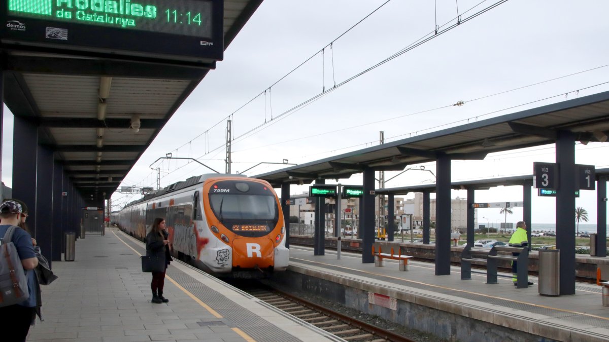 Un tren de l'R2 marxa de l'estació de Cunit en direcció a Barcelona, aquest dilluns al matí.