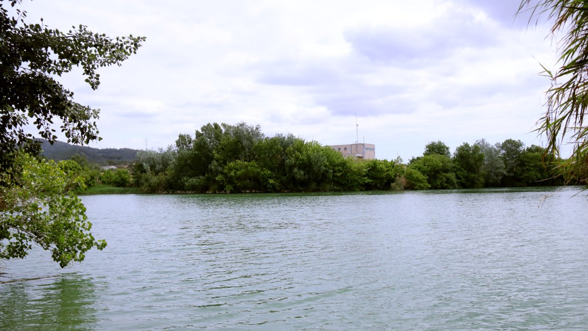 El río Ebro, con la estación de bombeo del CAT al margen izquierdo, al fondo.