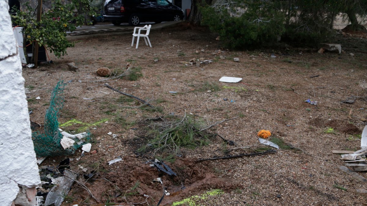 Marques a l'interior d'una finca després de l'accident que ha tingut lloc aquest divendres a la nit a la T-350
