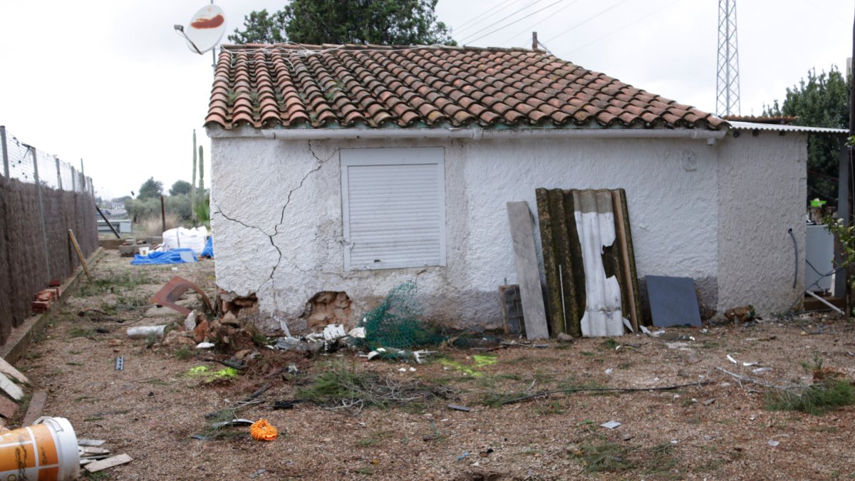 El vehicle implicat en l'accident de la T-350 a Santa Bàrbara aquest divendres a la nit ha topat contra el mur d'una casa al punt quilomètric 1,1