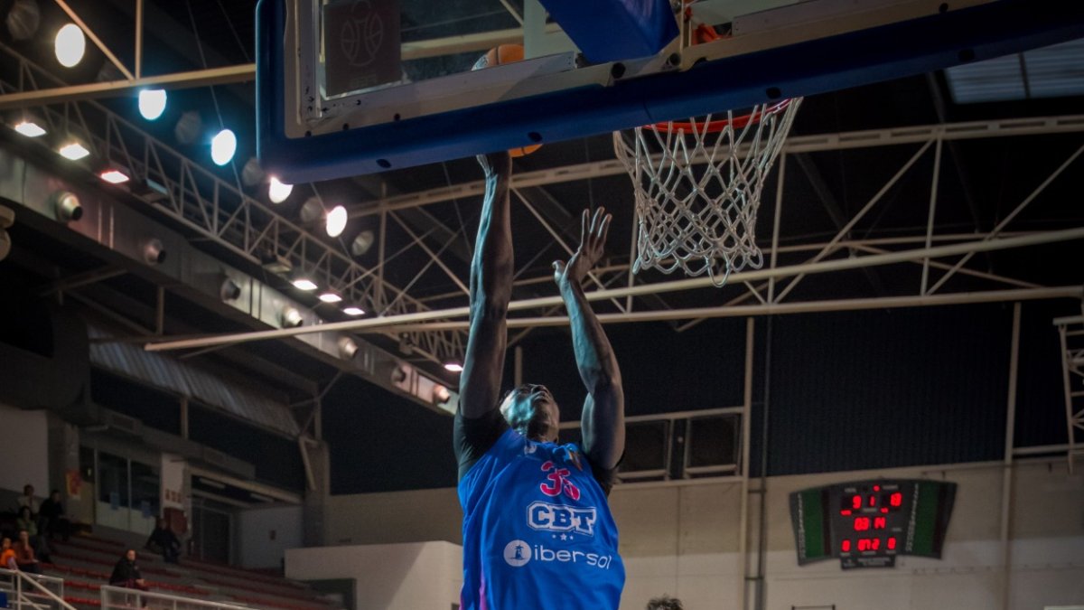 Ousmane Ndour cogiendo un rebote.