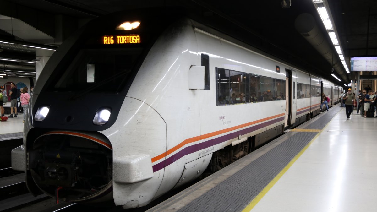 Un tren de la R16 hacia Tortosa a punto de salir de la estación de Sants.