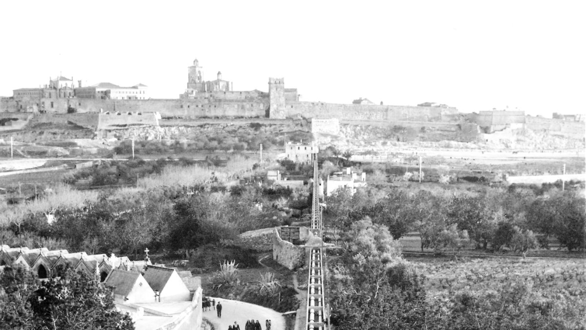 Fotografia d’arxiu de la conducció d’aigua de la Mina de l’Arquebisbe.