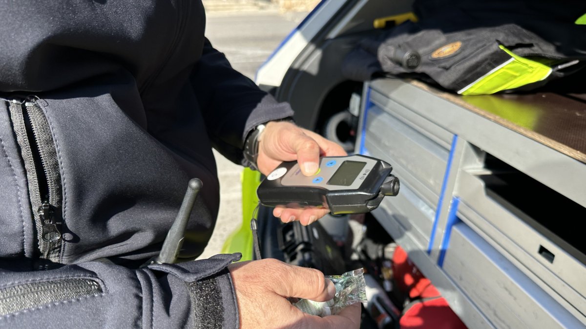 Un agent de la policia de Torredembarra amb un alcoholímetre.