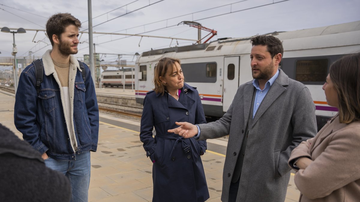 Rubén Viñuales amb Silvia Paneque durant la represa del servei feroviari.