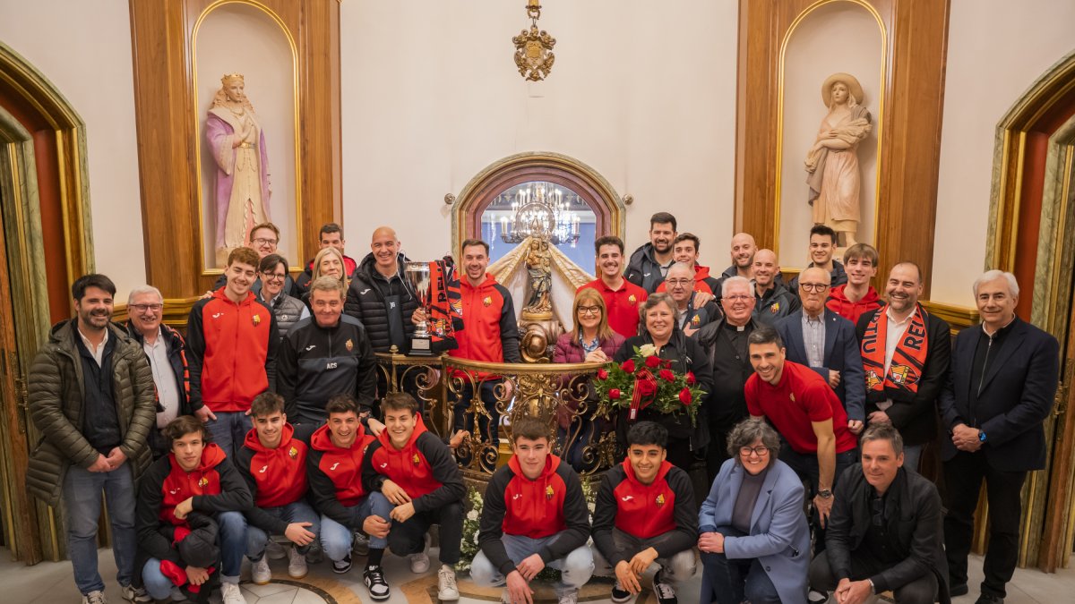 La plantilla del Reus Deportiu en el Santuario de Misericòrdia.