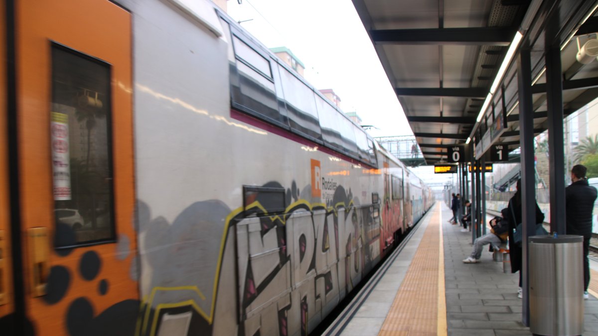 El andén de las vías 0 y 1 de la estación de Bellvitge-Gornal con un tren parado a la espera de que llegue otro.