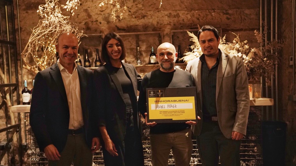 Ángel Pérez rep el premi de finalista espanyol de la tercera edició de Torres Brandy Zero Challengepel seu projecte al restaurant El Pòsit de Tarragona.