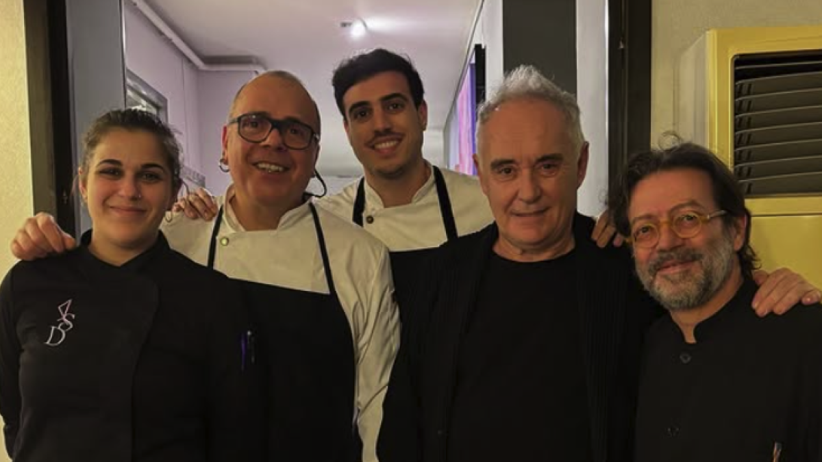 Imatge de Ferran Adrià amb l'equip del Barquet de Tarragona.