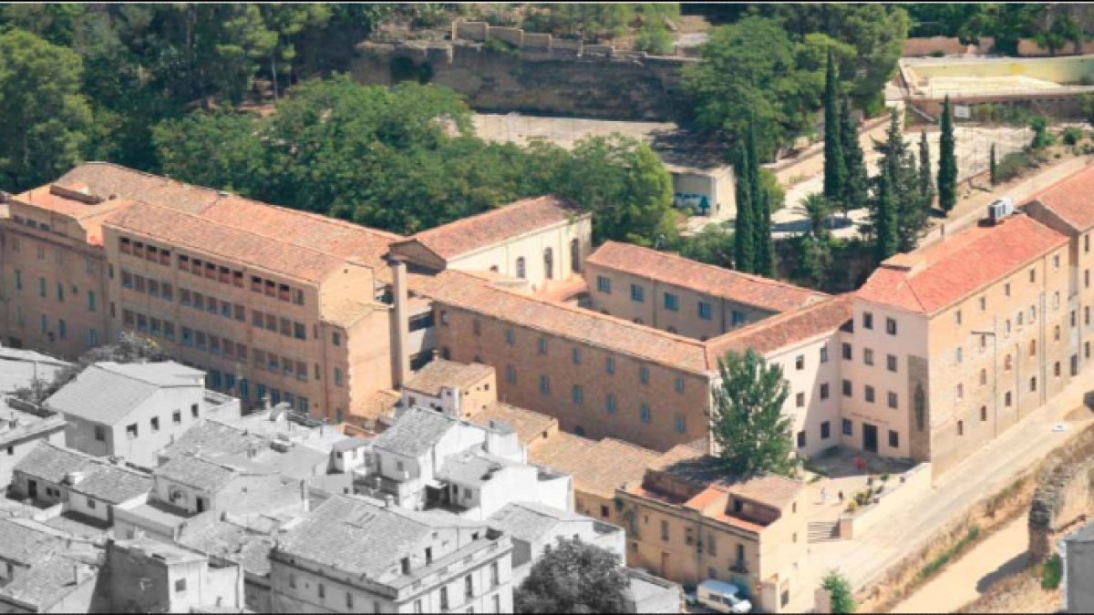 Vista del edificio del antiguo colegio de Sant Josep de Tortosa.