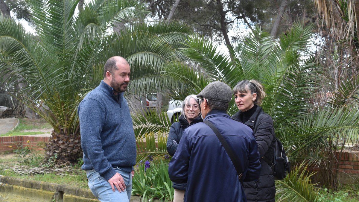 El portavoz adjunto de ERC, Xavi Puig, hablando con vecinos en Sant Salvador.
