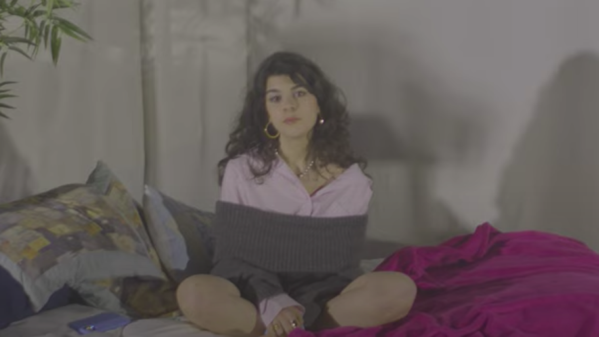Imagen de la chica en el videoclip de «Deixa un missatge».