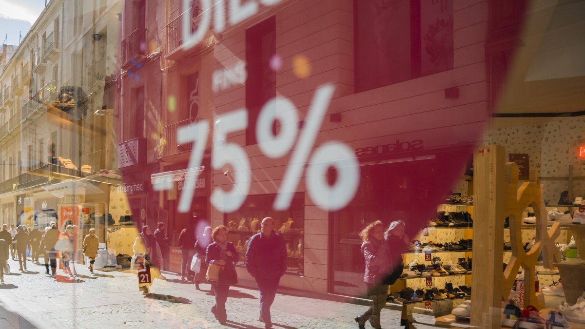 Fotografia d’un anunci d’un descompte en un aparador del centre de la ciutat de Reus.