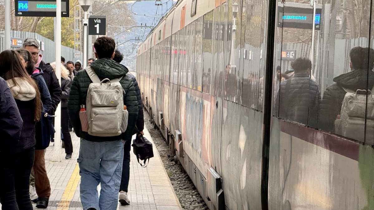 Un tren parado en el andén.