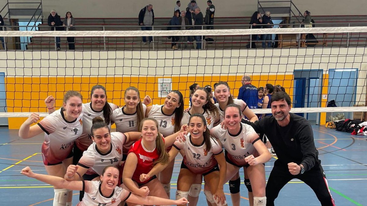 L’equip femení del CV Sant Pere i Sant Pau celebrant una victòria.