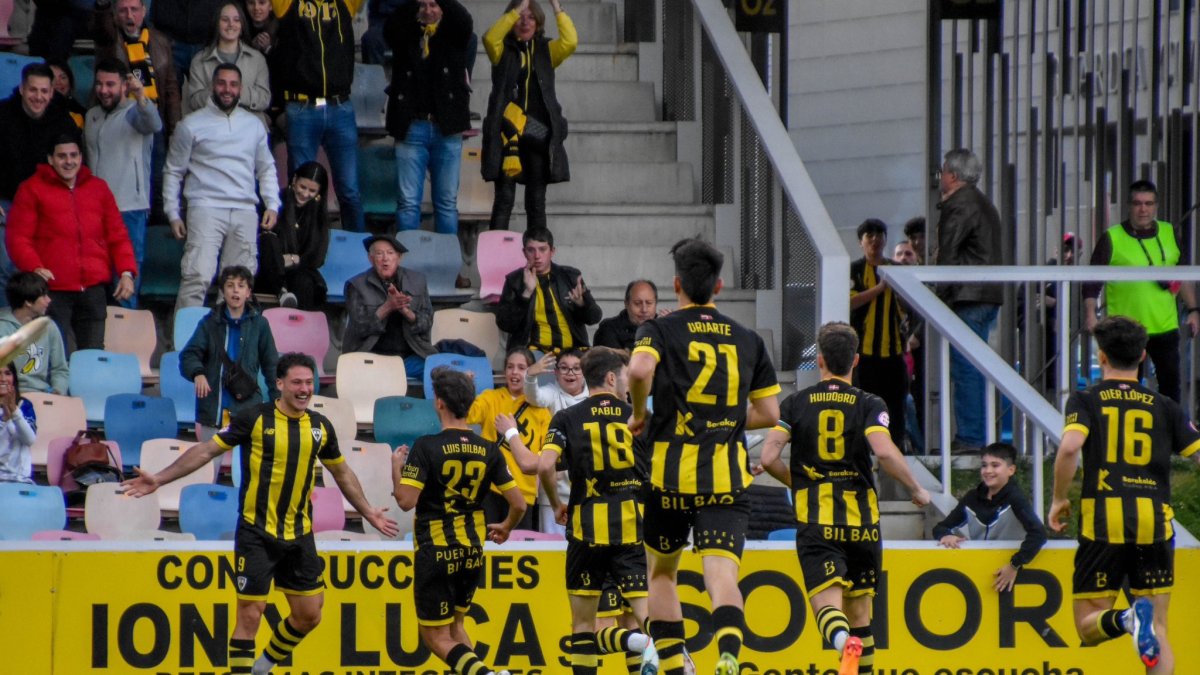 Els jugadors del Barakaldo celebrant un dels gols de la victòria contra el Lugo per 3-2 de la darrera jornada.