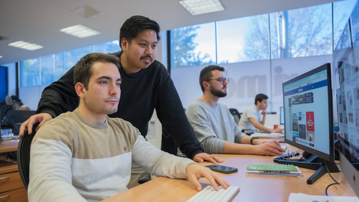 Imatge de diversos redactors del Diari Més treballant per a fer arribar l’actualitat de la demarcació a tots els lectors.