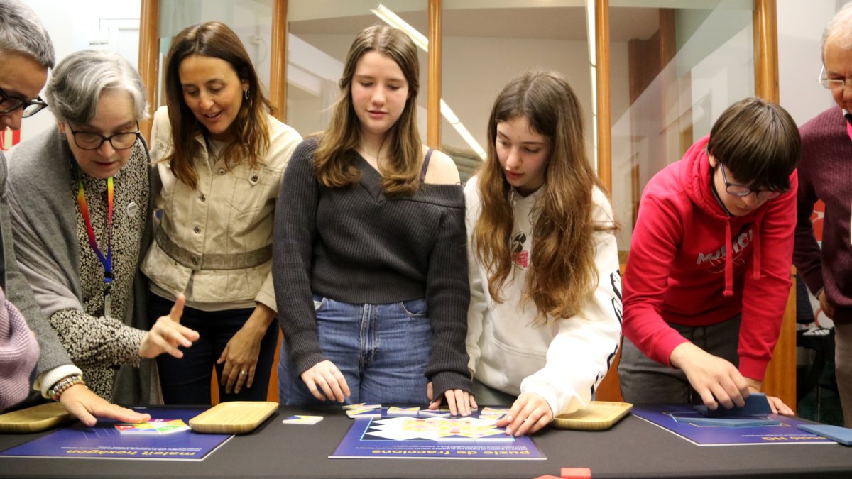 La consellera d'Educació, Esther Niubó, resolent problemes matemàtics amb alumnes al Museu de les Matemàtiques de Tarragona.