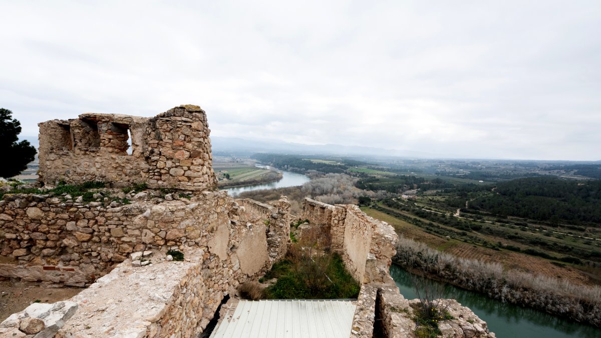 Castell de Miravet sobre el riu Ebre.