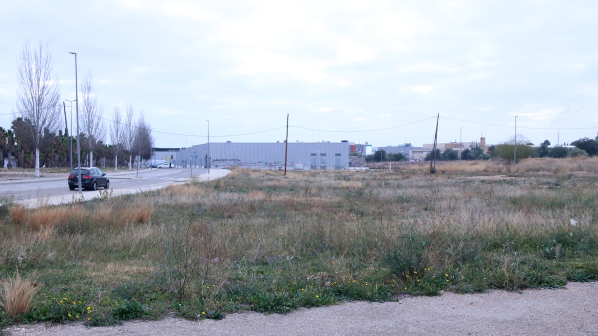 Solar municipal d'Amposta on s'han d'ubicar les noves dependències dels Agents Rurals i la policia local.