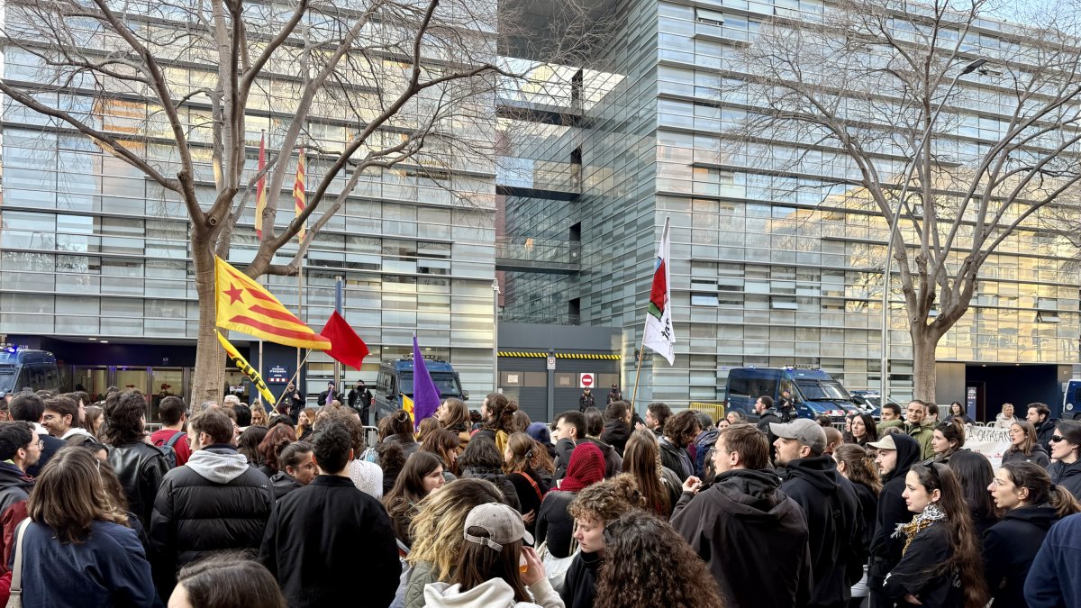 Protesta de la izquierda independentista delante de la comisaría de las Corts por|para la detención de tres personas