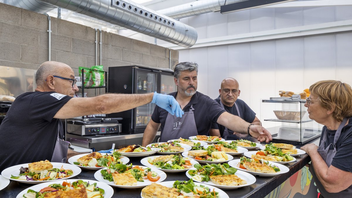 Fotografia d’arxiu del servei de menjador social que s’ofereix des del Centre Social El Roser