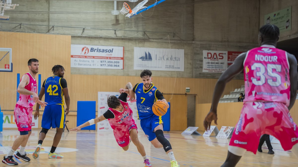 Iker Montero (CB Salou) durant una acció del partit.