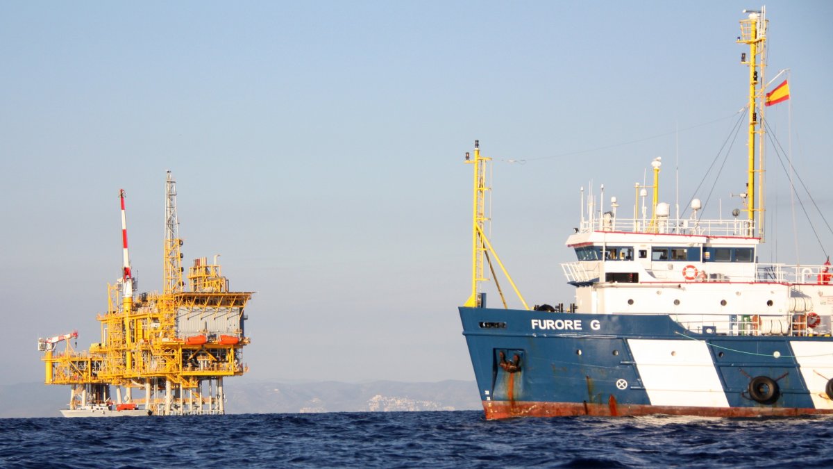Pla general del vaixell de vigilància al voltant de la plataforma marina del projecte Castor, en una imatge d'arxiu.