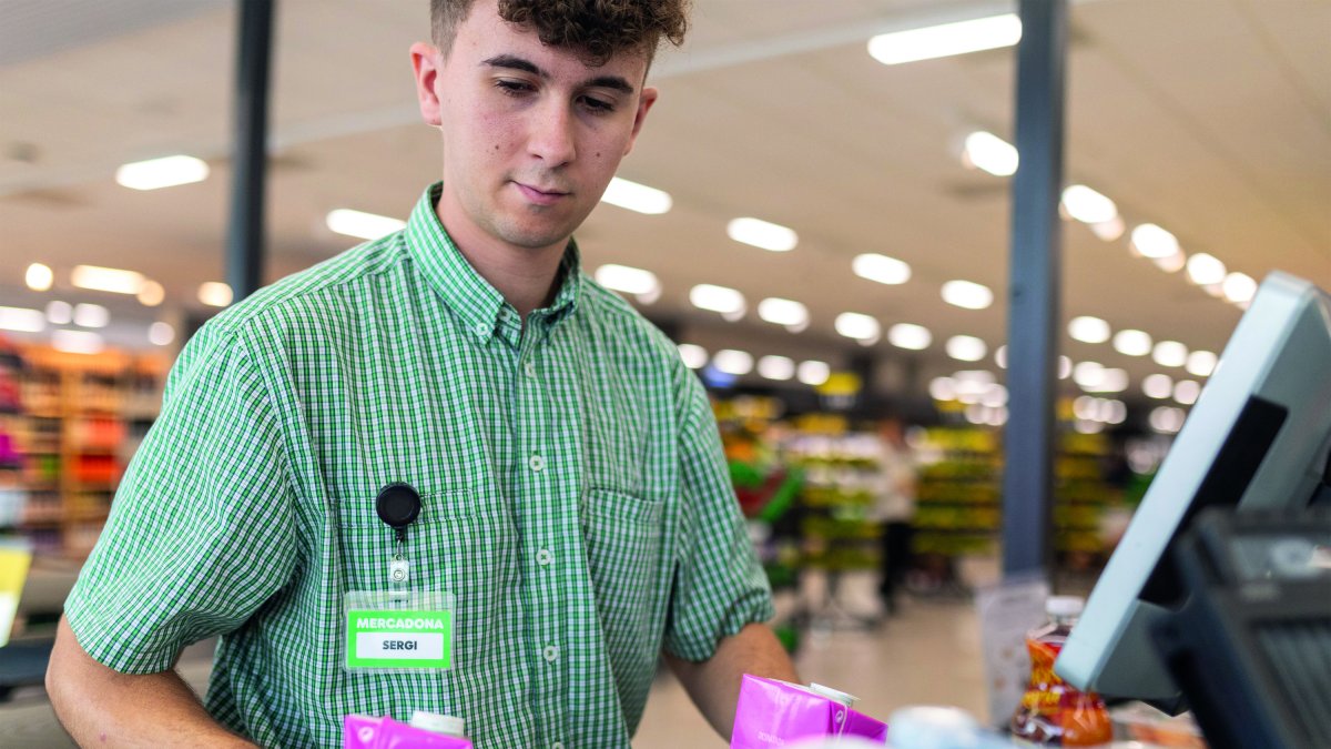 Treballador en una botiga de Mercadona.