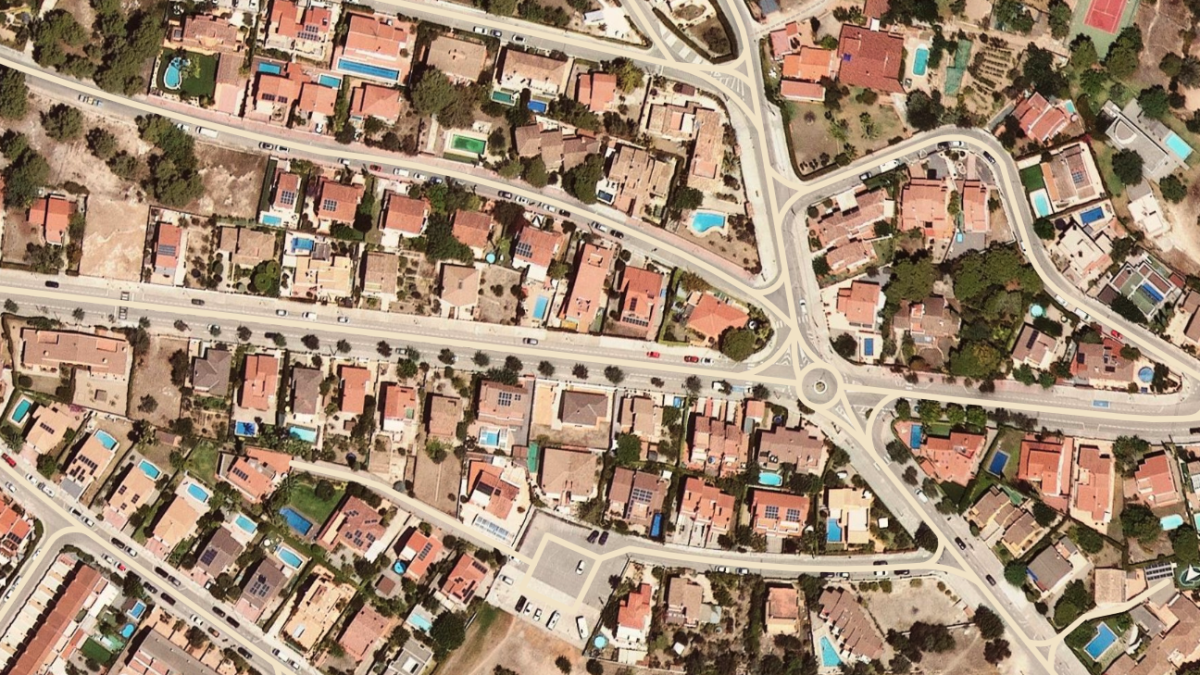 Imatge aèria de diversos xalets amb piscina a Altafulla.
