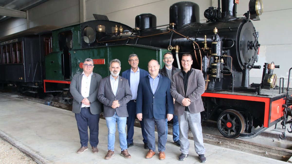 Representantes de FGC y de la Fundación después de la firma del convenio de colaboración.