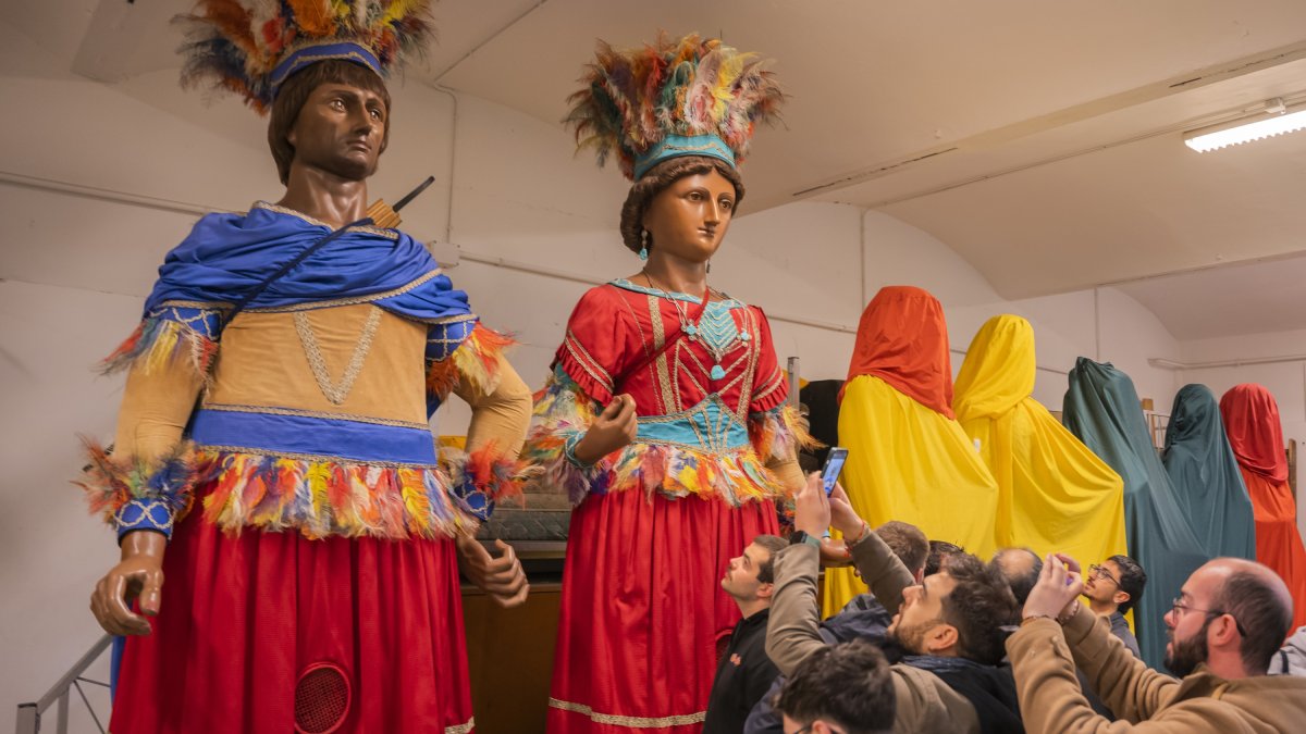 Fotografia dels Gegants Indis de Reus. El de l’esquerra ja amb el rostre reconstruït després de la caiguda patida durant l’octubre a Barcelona.