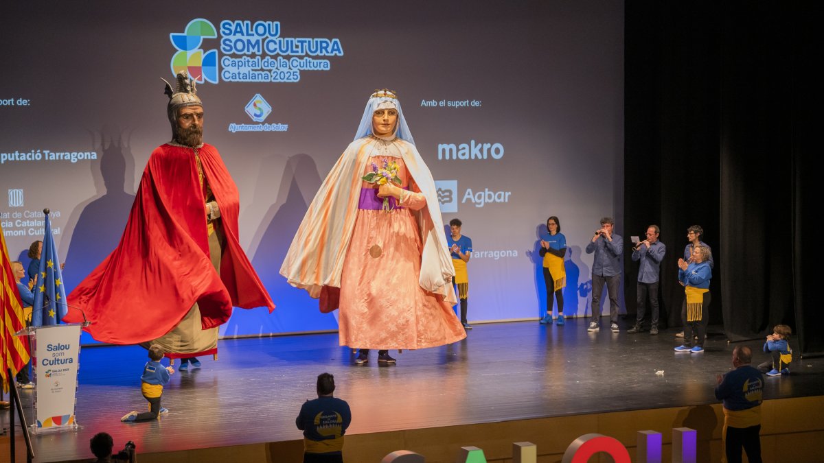 La actuación de los Gegants Reis de Salou en la gala inaugural de ayer por la noche.
