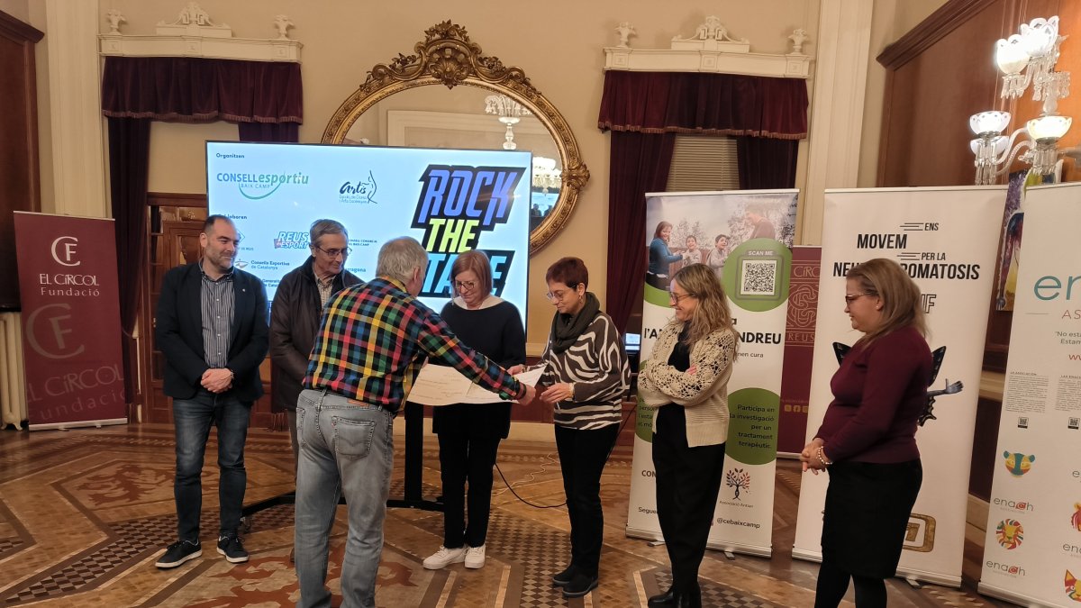 Moment d’entrega de la recaptació de l’última edició a les entitats beneficiàries.