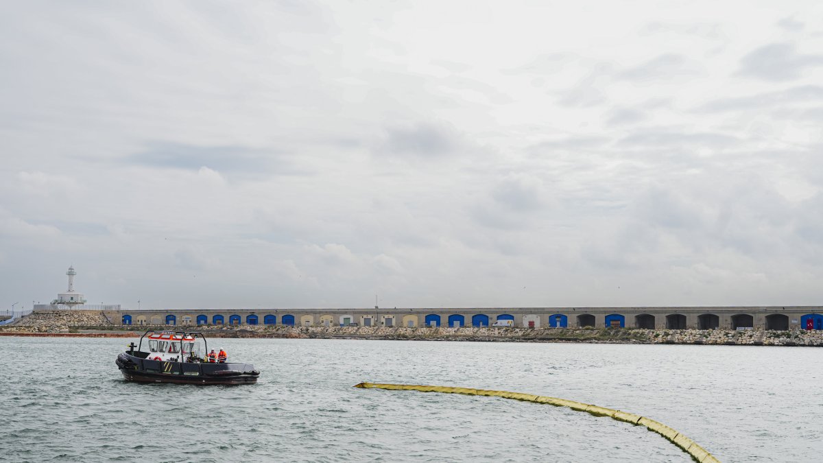 El Port de Tarragona ha instal·lat una barrera marina de 250 metres desplegada des d'una embarcació.