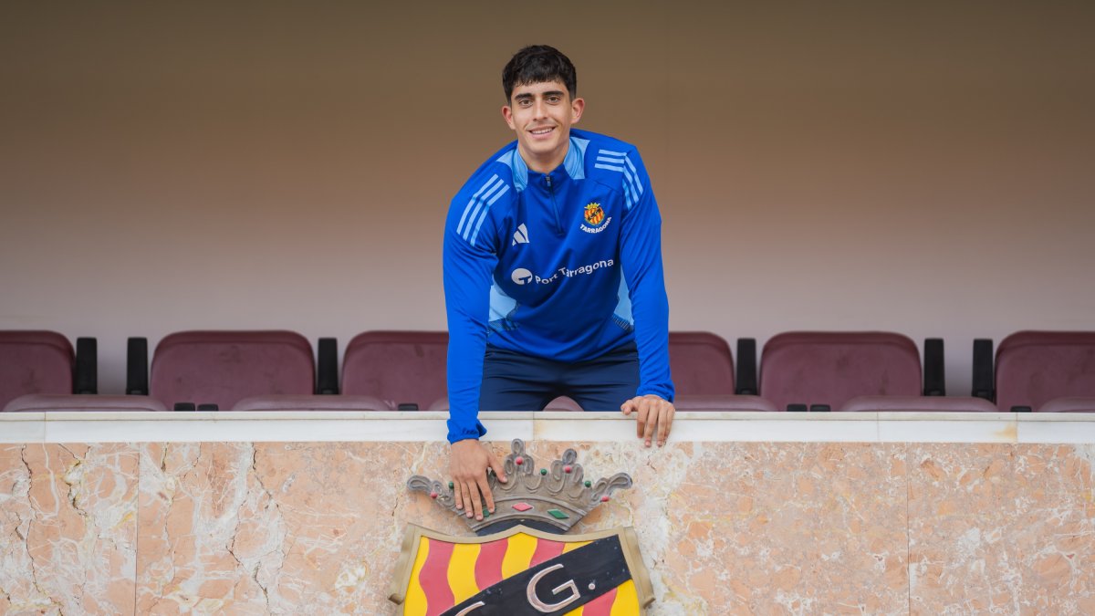 El mediocampista del Nàstic, Marc Montalvo, tocando el escudo que luce en el palco del Nou Estadi Costa Daurada.