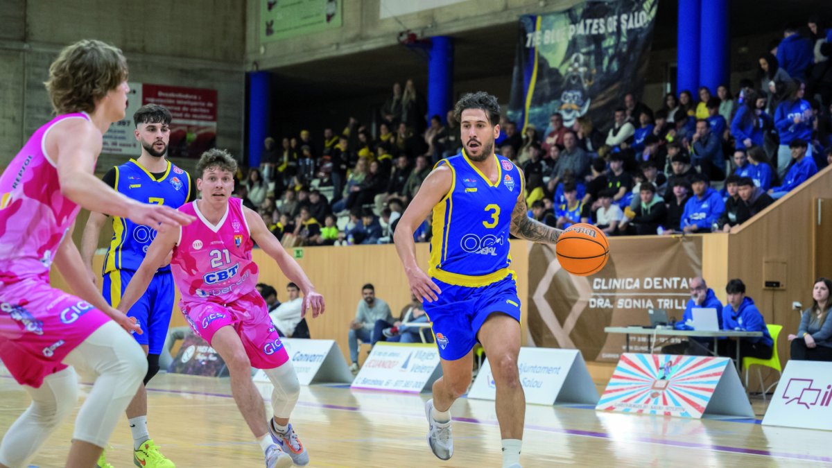 El jugador del CB Salou, Víctor Aguilar, durant el darrer partit contra el CBT el passat diumenge.