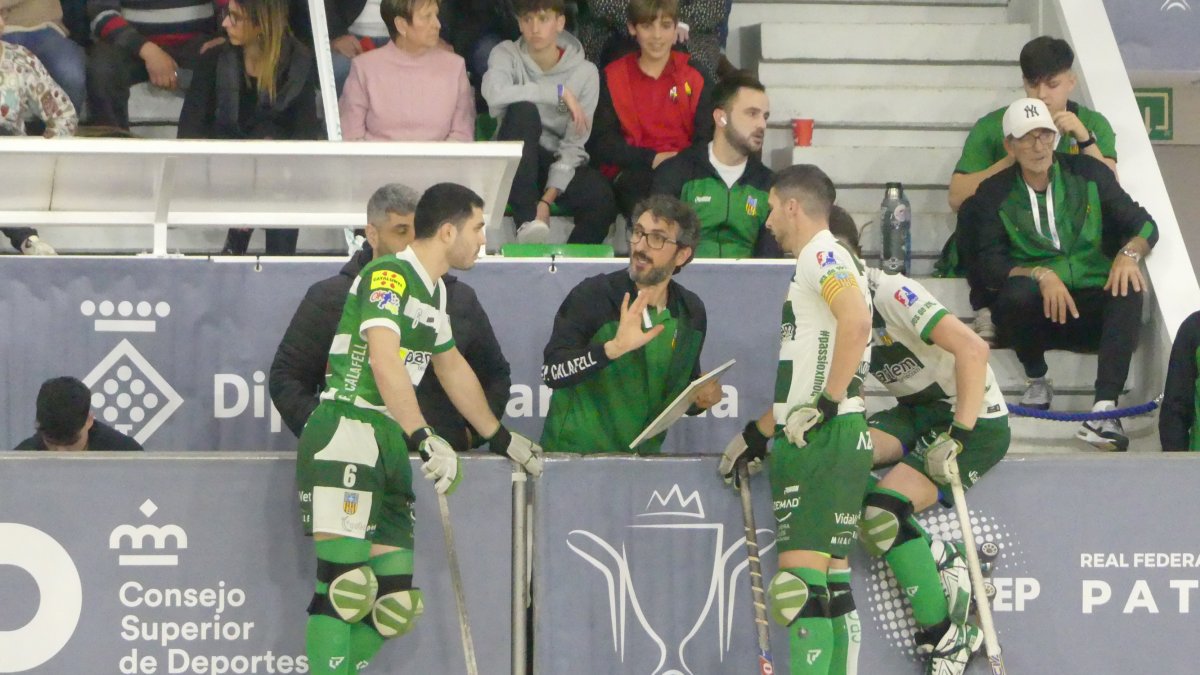 Los jugadores del Calafell escuchando al técnico Guillem Cabestany.