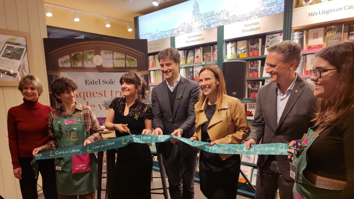 Fotografia de l’acte d’inauguració de la botiga de la Casa del Llibre a Reus.