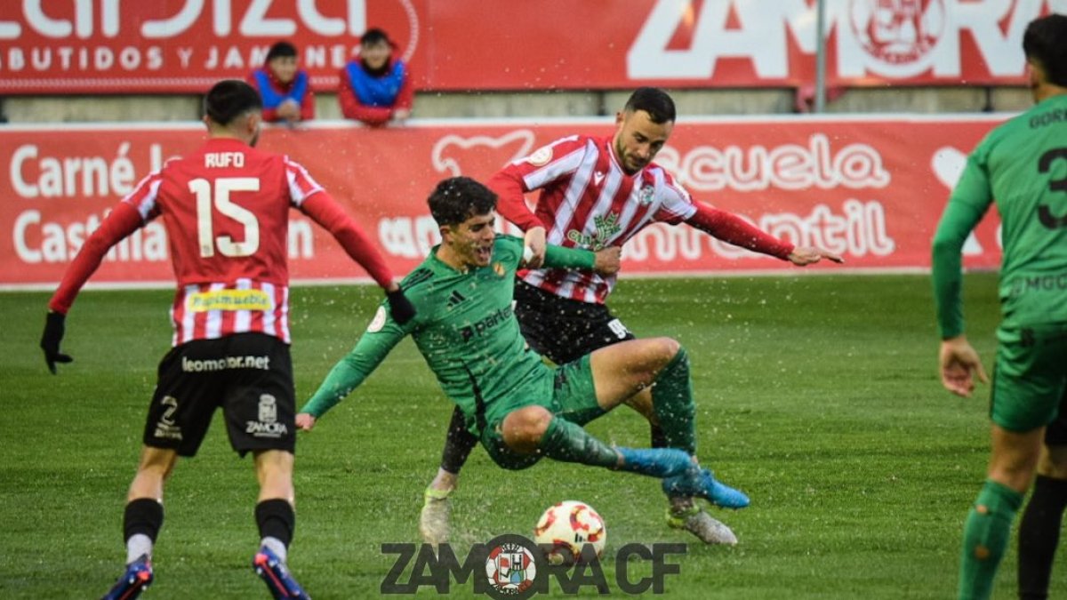 Marc Montalvo patint una falta contra el Zamora.