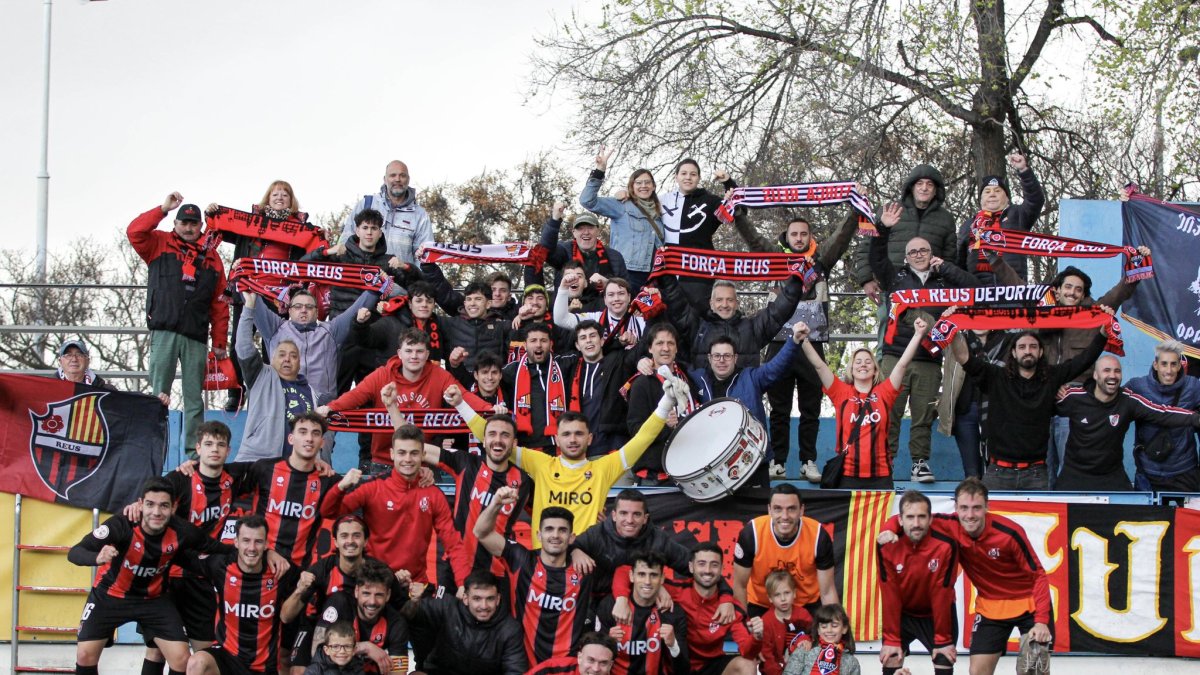 Els jugadors del Reus FC Reddis celebrant la victòria amb l’afició desplaçada