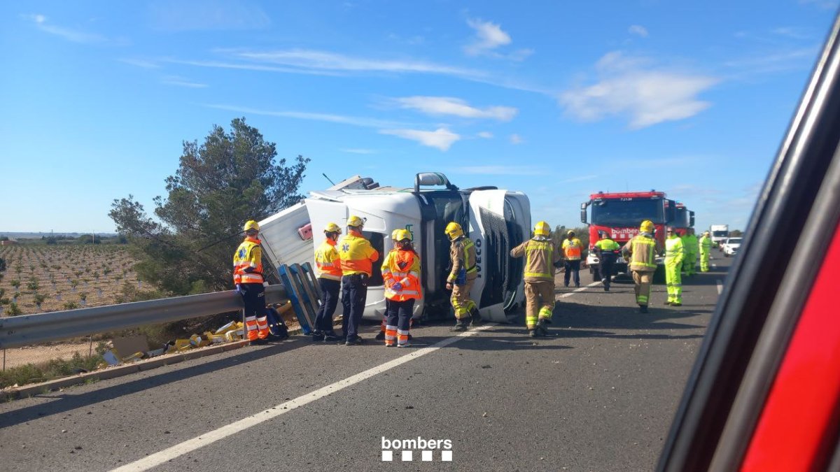 Imatge del camió bolcat a l'AP-7 a Camarles.