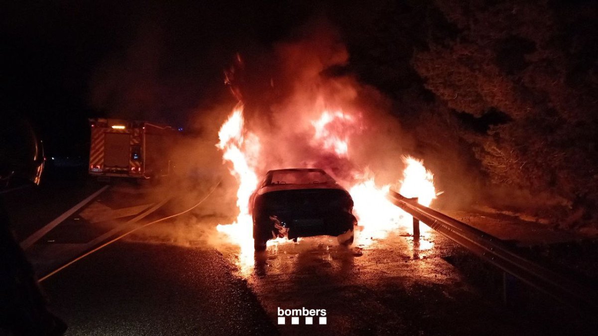 Imagen del coche en llamas en la AP-7 en Roda.