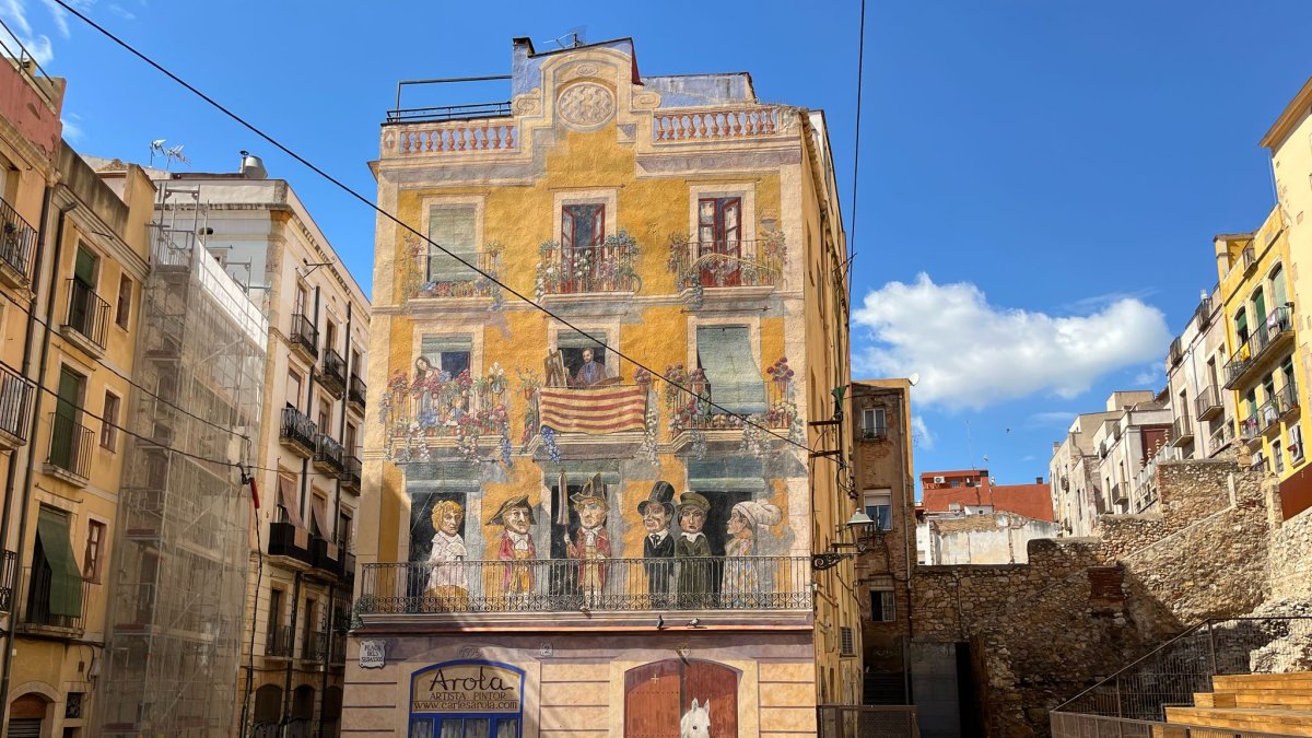 Imagen de la fachada pintada de la plaza de los Sedasos de Tarragona.