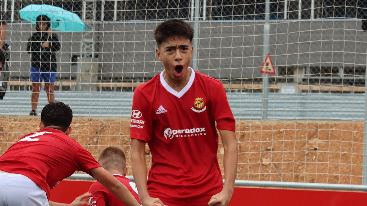 Junior Zamorano celebra un gol con el Nàstic.