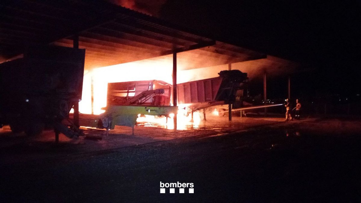 Els bombers treballant en l'incendi de l'Arboç.