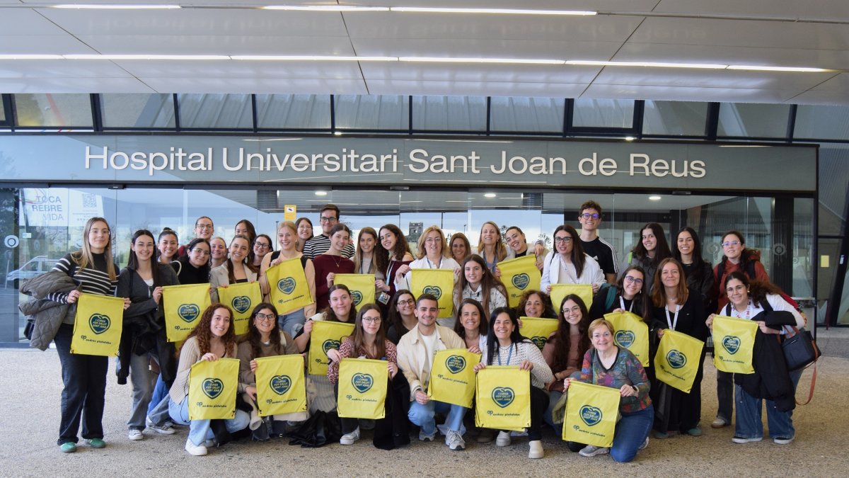 Voluntarios de la jornada solidaria, con las bolsas preparadas para la ocasión y que recibirán los participantes.