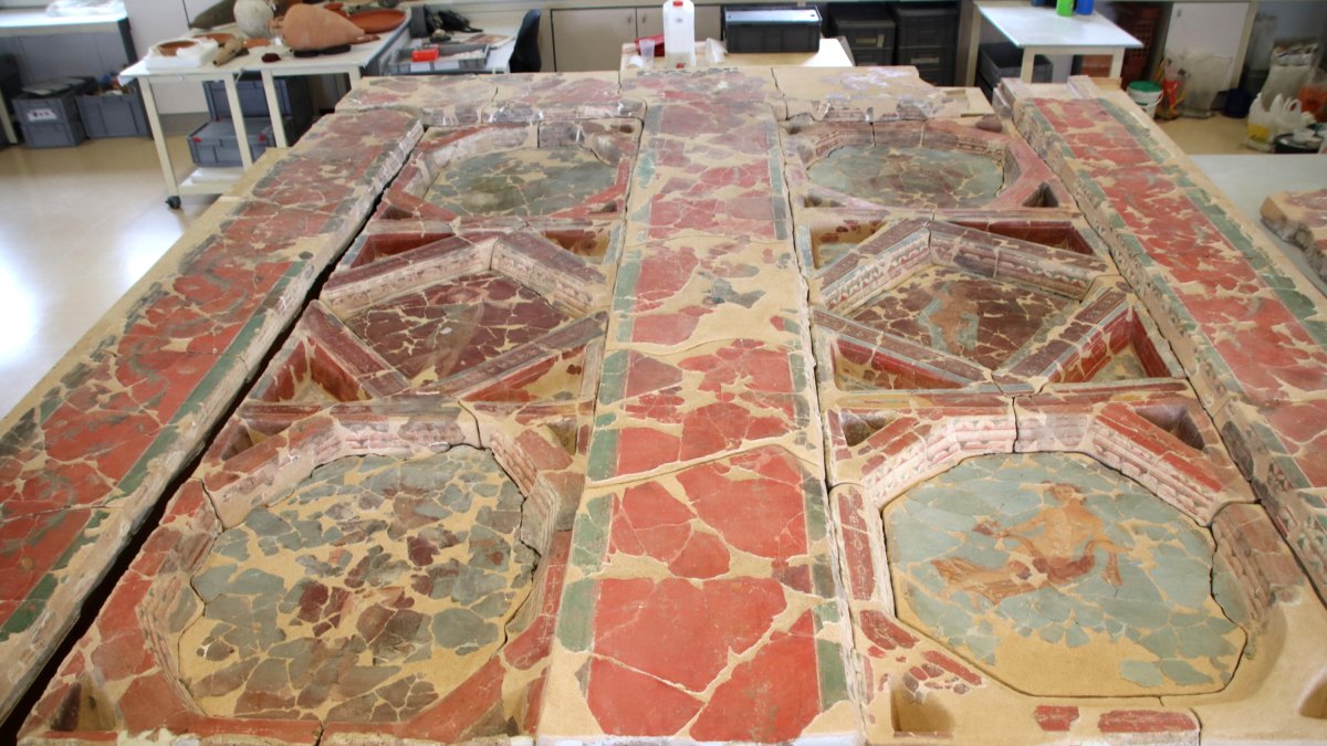 Imagen del 'Sostre de les Estacions', en los Servicios Centrales del MNAT, en el tramo final de su restauración.