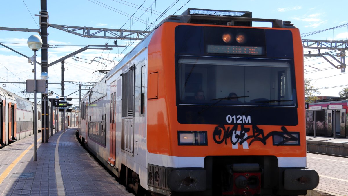 Un Rodalies pintado con grafittis.